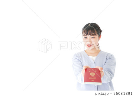 パスポートを持つ若い女性 パスポートを持つ若い女性 56031891