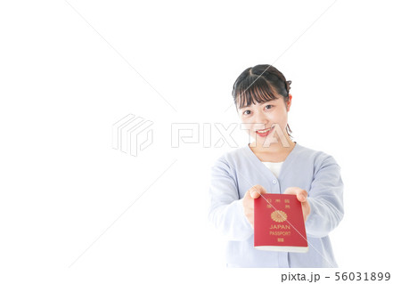 パスポートを持つ若い女性 パスポートを持つ若い女性 56031899