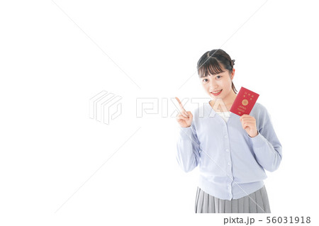 パスポートを持つ若い女性 パスポートを持つ若い女性 56031918
