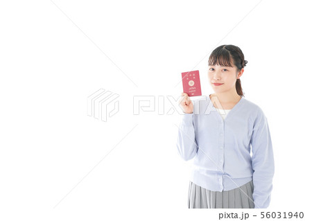 パスポートを持つ若い女性 パスポートを持つ若い女性 56031940