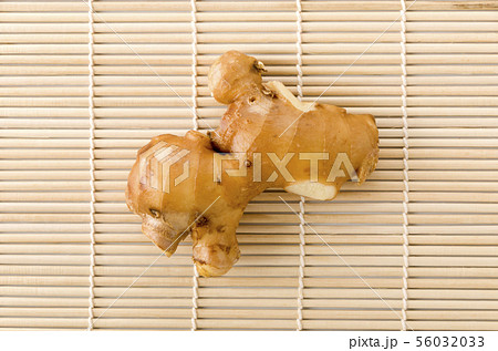 巻き簀においた生姜 巻き簀においた生姜 56032033