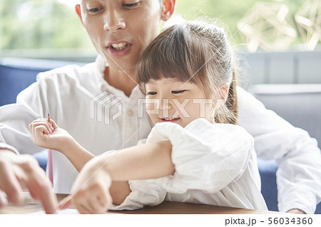 お絵描き　父親と子ども 56034360