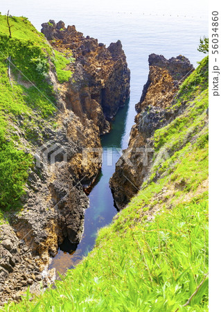 義経の舟隠し、石川県羽咋郡志賀町関野鼻海岸にて 義経の舟隠し、石川県羽咋郡志賀町関野鼻海岸にて 56034860