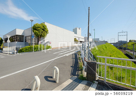 あざみ野にある横浜市 山内図書館と田園都市線の写真素材