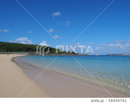 沖縄の砂浜と青い海 沖縄の砂浜と青い海 56040782