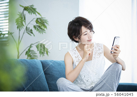 女性 スマホ スマートフォンの写真素材
