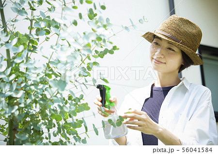 女性 家庭菜園 スプレー 女性 家庭菜園 スプレー 56041584