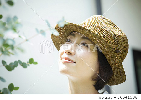 女性　家庭菜園 56041588