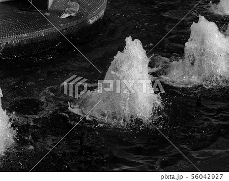 モノクロ　噴水　水　水面　街風景　（2019年8月登録）　最大サイズ：M 56042927