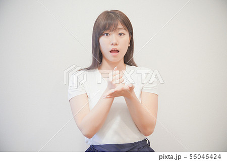 手を打つ女性 手を打つ女性 56046424