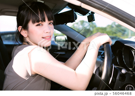 運転席でハンドルを握る美人ドライバー 運転席でハンドルを握る美人ドライバー 56046468