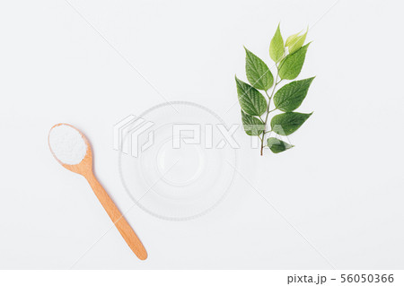 Cosmetic face mask made of natural alginate powder 56050366