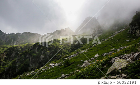 奥穂高岳と日差し 56052191