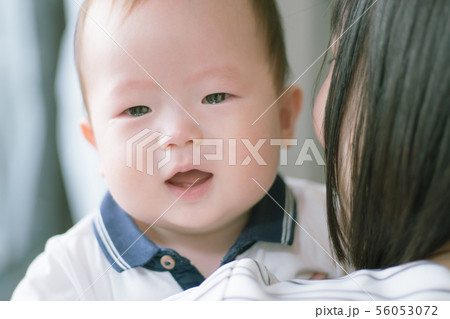 赤ちゃん 抱っこ 涙 おしゃぶり 赤ちゃん 抱っこ 涙 おしゃぶり 56053072