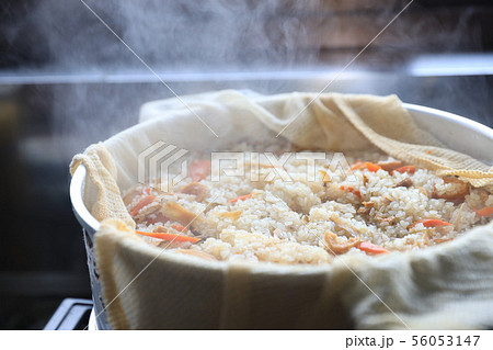 炊き込みご飯 出来立て! 炊き込みご飯 出来立て! 56053147