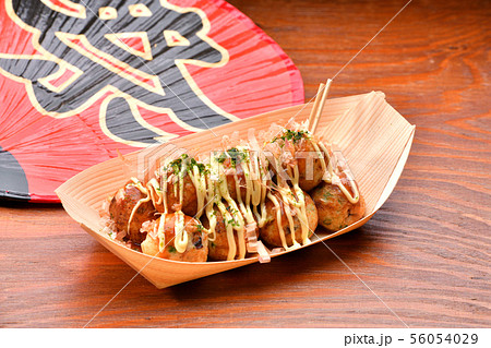 縁日のたこ焼き（たこやき、タコ焼き）イメージ。おやつ、お祭り料理。 56054029