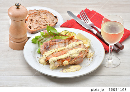 洋食、チキンステーキ（鶏もも肉焼き）のマヨネーズ＆粒マスタードソースがけ、白ワインとパンを添えて。 56054163