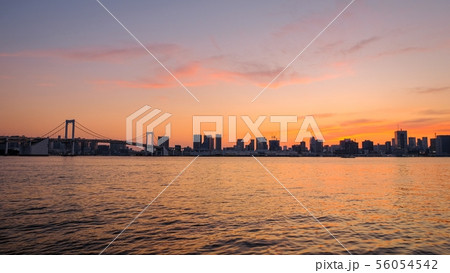 豊洲ぐるり公園の風景 (夕景) 豊洲ぐるり公園の風景 (夕景) 56054542