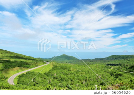 北海道 青空の知床峠 北海道 青空の知床峠 56054620