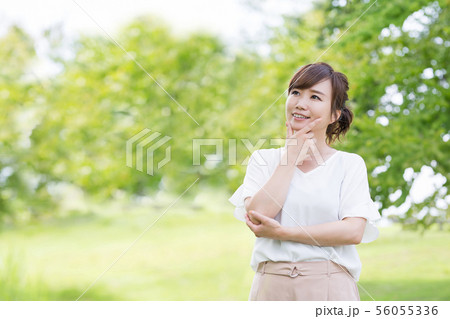 新緑の中のビジネスウーマン 56055336