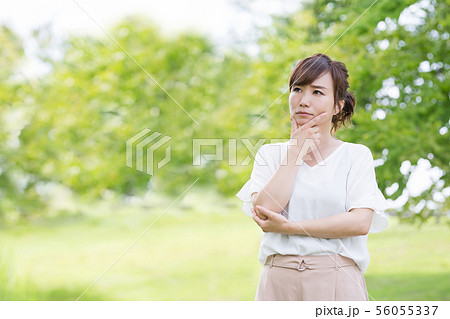 新緑の中のビジネスウーマン 56055337