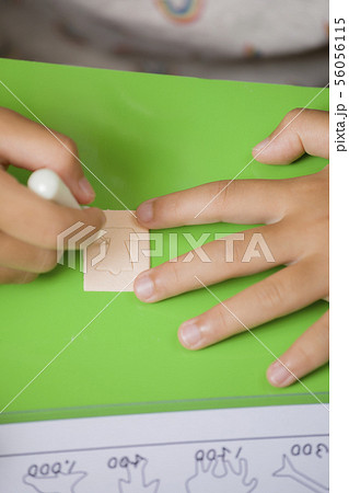 祭りでカタヌキをする子供手元 祭りでカタヌキをする子供手元 56056115