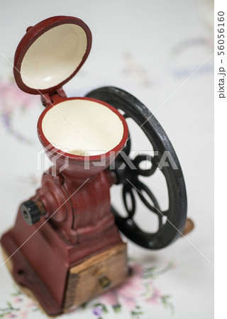 丁寧に豆を挽いたコーヒーは美味しい 「縦型手回しコーヒーミル」 挽くときの香りも楽しめる 丁寧に豆を挽いたコーヒーは美味しい 「縦型手回しコーヒーミル」 挽くときの香りも楽しめる 56056160