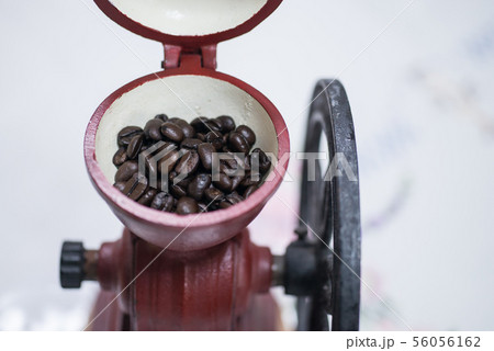 丁寧に豆を挽いたコーヒーは美味しい　「縦型手回しコーヒーミル」　挽くときの香りも楽しめる 56056162