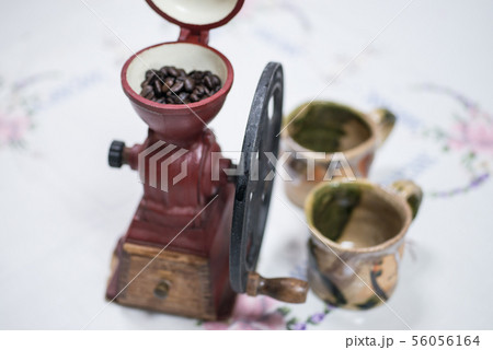 丁寧に豆を挽いたコーヒーは美味しい 「縦型手回しコーヒーミル」 挽くときの香りも楽しめる 丁寧に豆を挽いたコーヒーは美味しい 「縦型手回しコーヒーミル」 挽くときの香りも楽しめる 56056164
