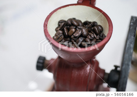 丁寧に豆を挽いたコーヒーは美味しい 「縦型手回しコーヒーミル」 挽くときの香りも楽しめる 丁寧に豆を挽いたコーヒーは美味しい 「縦型手回しコーヒーミル」 挽くときの香りも楽しめる 56056166