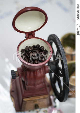 丁寧に豆を挽いたコーヒーは美味しい　「縦型手回しコーヒーミル」　挽くときの香りも楽しめる 56056168