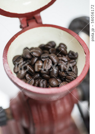 丁寧に豆を挽いたコーヒーは美味しい　「縦型手回しコーヒーミル」　挽くときの香りも楽しめる 56056172