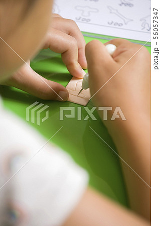 祭りでカタヌキをする子供手元 56057347