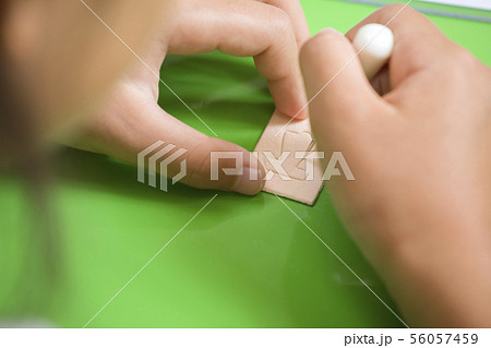 祭りでカタヌキをする子供手元 56057459