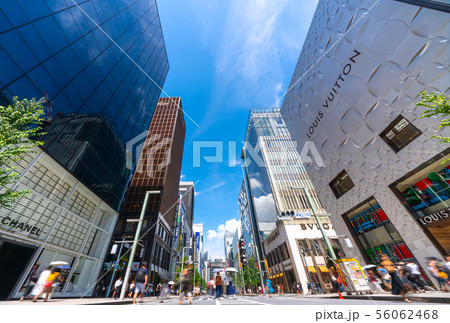 日本の東京都市景観 銀座の街並みを望む(歩行者天国) 日本の東京都市景観 銀座の街並みを望む(歩行者天国) 56062468