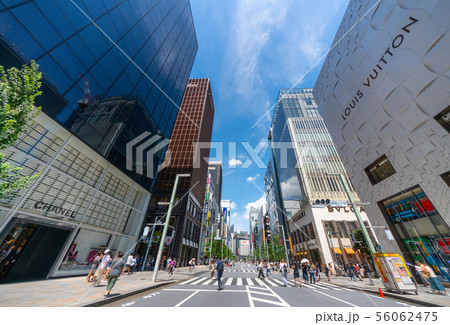日本の東京都市景観 銀座の街並みを望む(歩行者天国) 日本の東京都市景観 銀座の街並みを望む(歩行者天国) 56062475