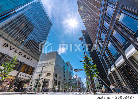 日本の東京都市景観 銀座の街並みや太陽光などを望む(歩行者天国) 日本の東京都市景観 銀座の街並みや太陽光などを望む(歩行者天国) 56063437