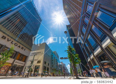 日本の東京都市景観 銀座の街並みや太陽光などを望む(歩行者天国) 日本の東京都市景観 銀座の街並みや太陽光などを望む(歩行者天国) 56063442