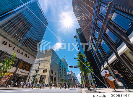 日本の東京都市景観　銀座の街並みや太陽光などを望む（歩行者天国） 56063447