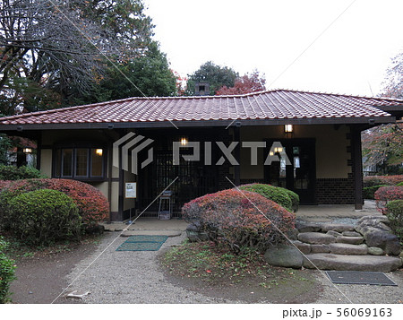 飛鳥山公園の旧渋沢庭園にある晩香廬 晩秋 の写真素材