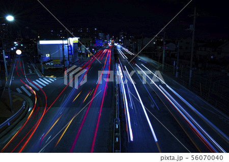 都会 練馬 谷原交差点 東京 夜景 光跡 道路 車 ライト 夜の写真素材