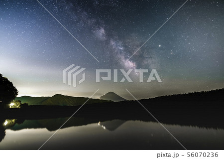 富士山と天の川 富士西湖にて 56070236