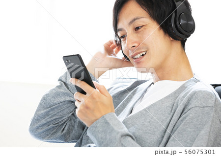 音楽鑑賞　音楽ストリーミング 56075301