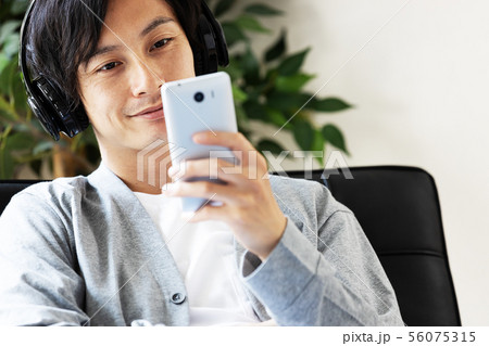 音楽鑑賞　音楽ストリーミング 56075315