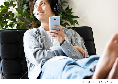 音楽鑑賞　音楽ストリーミング 56075321