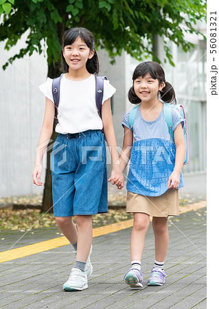 小学生 女の子 学校 スクールライフイメージの写真素材