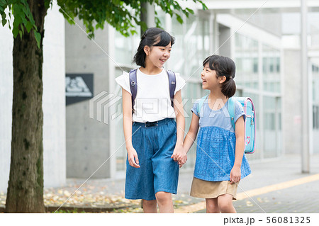 小学生 女の子 学校 スクールライフイメージの写真素材