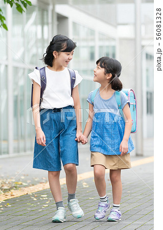 小学生 女の子 学校 スクールライフイメージの写真素材