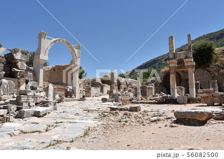 ポリオの泉とドミティアヌス神殿 56082500