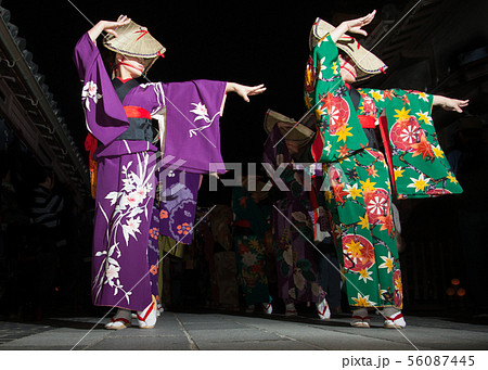 伝統継承の竹原やっさっさ踊りです。大勢の魅力的な女性達が踊ります。着物の魅力PRにどうぞ。広島県 伝統継承の竹原やっさっさ踊りです。大勢の魅力的な女性達が踊ります。着物の魅力PRにどうぞ。広島県 56087445